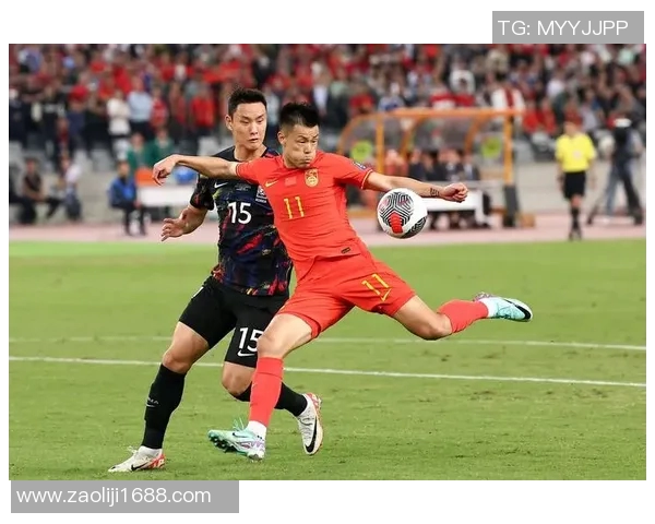 国足与韩国球员赛场冲突引发热议打架视频引发球迷关注与讨论